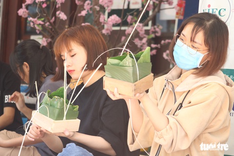 Sinh viên gói 1.000 bánh chưng tặng sinh viên khó khăn về quê ăn Tết - Ảnh 2. Sinh viên gói 1.000 bánh chưng tặng sinh viên khó khăn về quê ăn Tết - Ảnh 2.