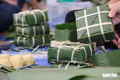 Sinh viên gói 1.000 bánh chưng tặng sinh viên khó khăn về quê ăn Tết - Ảnh 3. Sinh viên gói 1.000 bánh chưng tặng sinh viên khó khăn về quê ăn Tết - Ảnh 3.