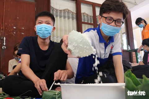 Sinh viên gói 1.000 bánh chưng tặng sinh viên khó khăn về quê ăn Tết - Ảnh 4. Sinh viên gói 1.000 bánh chưng tặng sinh viên khó khăn về quê ăn Tết - Ảnh 4.