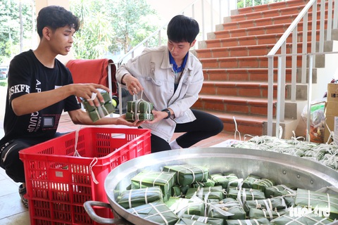 Sinh viên gói 1.000 bánh chưng tặng sinh viên khó khăn về quê ăn Tết - Ảnh 7. Sinh viên gói 1.000 bánh chưng tặng sinh viên khó khăn về quê ăn Tết - Ảnh 7.