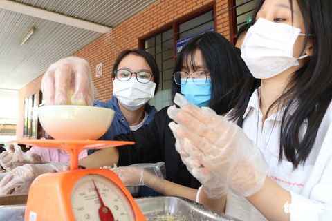 Sinh viên gói 1.000 bánh chưng tặng sinh viên khó khăn về quê ăn Tết - Ảnh 6. Sinh viên gói 1.000 bánh chưng tặng sinh viên khó khăn về quê ăn Tết - Ảnh 6.