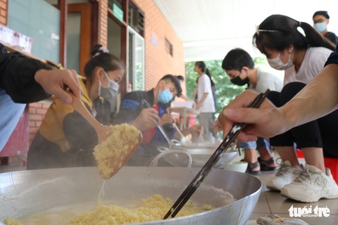Sinh viên gói 1.000 bánh chưng tặng sinh viên khó khăn về quê ăn Tết - Ảnh 5. Sinh viên gói 1.000 bánh chưng tặng sinh viên khó khăn về quê ăn Tết - Ảnh 5.