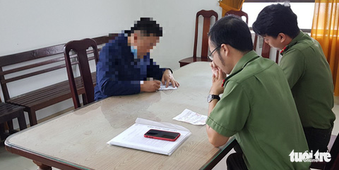 Đi ôtô vi phạm giao thông còn xúc phạm công an, quay clip đưa lên mạng - Ảnh 2. Đi ôtô vi phạm giao thông còn xúc phạm công an, quay clip đưa lên mạng - Ảnh 2.