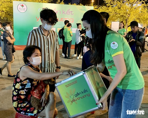 Văn nghệ sĩ quyên góp và vận động hơn 100 triệu đồng cho bệnh nhi ung thư - Ảnh 4. Văn nghệ sĩ quyên góp và vận động hơn 100 triệu đồng cho bệnh nhi ung thư - Ảnh 4.