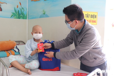 Bệnh nhi miền Trung nhận quà Tết sớm - Ảnh 3. Bệnh nhi miền Trung nhận quà Tết sớm - Ảnh 3.