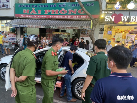 Ngồi xe Mercedes nói nhảm kiểu ngáo đá, lộ thêm nhiều túi chứa ma túy - Ảnh 2. Ngồi xe Mercedes nói nhảm kiểu ngáo đá, lộ thêm nhiều túi chứa ma túy - Ảnh 2.