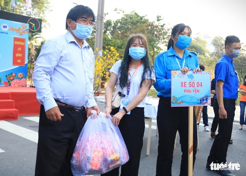 Sinh viên gói 1.000 bánh chưng tặng sinh viên khó khăn về quê ăn Tết - Ảnh 10. Sinh viên gói 1.000 bánh chưng tặng sinh viên khó khăn về quê ăn Tết - Ảnh 10.