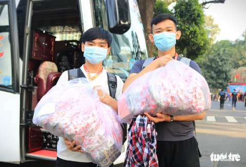 Sinh viên gói 1.000 bánh chưng tặng sinh viên khó khăn về quê ăn Tết - Ảnh 12. Sinh viên gói 1.000 bánh chưng tặng sinh viên khó khăn về quê ăn Tết - Ảnh 12.