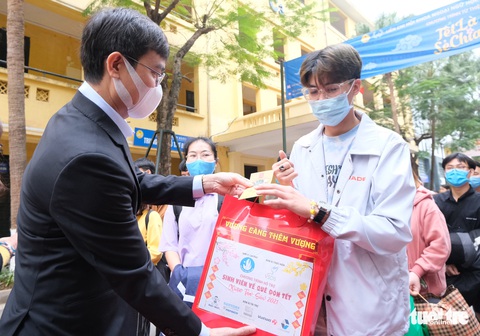 Chuyến xe nghĩa tình lăn bánh đưa sinh viên về quê đón tết - Ảnh 3. Chuyến xe nghĩa tình lăn bánh đưa sinh viên về quê đón tết - Ảnh 3.