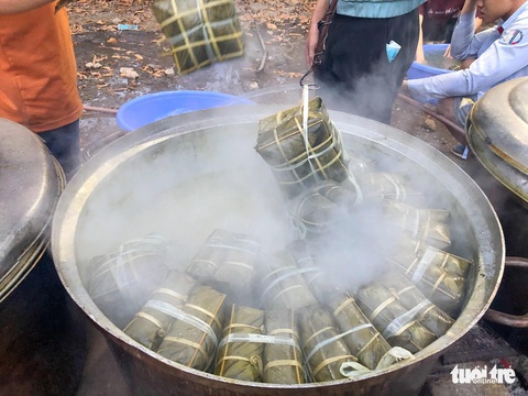 Sinh viên gói 1.000 bánh chưng tặng sinh viên khó khăn về quê ăn Tết - Ảnh 9. Sinh viên gói 1.000 bánh chưng tặng sinh viên khó khăn về quê ăn Tết - Ảnh 9.