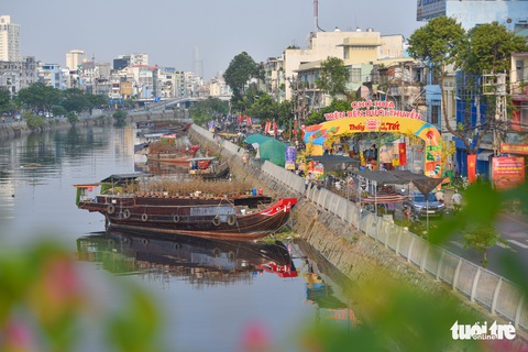 Thuyền hoa cập Bến Bình Đông chở tết đến Sài Gòn - Ảnh 15. Thuyền hoa cập Bến Bình Đông chở tết đến Sài Gòn - Ảnh 15.