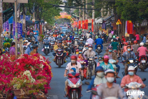 Thuyền hoa cập Bến Bình Đông chở tết đến Sài Gòn - Ảnh 10. Thuyền hoa cập Bến Bình Đông chở tết đến Sài Gòn - Ảnh 10.