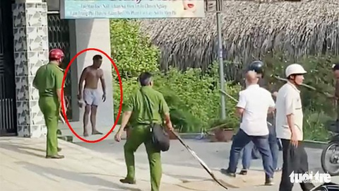 Bắt thanh niên ngáo đá xông vào quán cà phê chém trọng thương 3 người - Ảnh 1. Bắt thanh niên ngáo đá xông vào quán cà phê chém trọng thương 3 người - Ảnh 1.