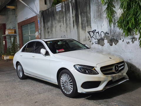 Ngồi xe Mercedes nói nhảm kiểu ngáo đá, lộ thêm nhiều túi chứa ma túy - Ảnh 3. Ngồi xe Mercedes nói nhảm kiểu ngáo đá, lộ thêm nhiều túi chứa ma túy - Ảnh 3.