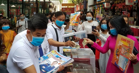 Báo xuân Tuổi Trẻ, Khăn Quàng Đỏ, Mực Tím, Nhi Đồng cháy sạp ở Đường sách - Ảnh 1. Báo xuân Tuổi Trẻ, Khăn Quàng Đỏ, Mực Tím, Nhi Đồng cháy sạp ở Đường sách - Ảnh 1.