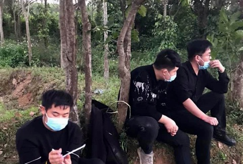 Xe chở 4 người Trung Quốc nhập cảnh trái phép chạy gần ngàn cây số mới bị chặn - Ảnh 1. Xe chở 4 người Trung Quốc nhập cảnh trái phép chạy gần ngàn cây số mới bị chặn - Ảnh 1.