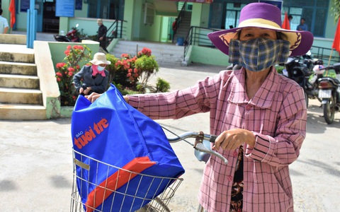 Tết sẻ chia đến vùng đất khát - Ảnh 1. Tết sẻ chia đến vùng đất khát - Ảnh 1.