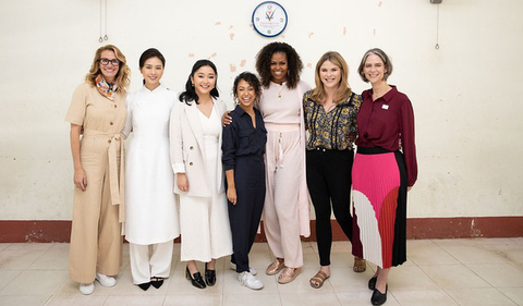 Nữ diễn viên Julia Roberts, Ngô Thanh Vân (Veronica Ngo), diễn viên gốc Việt Lana Condor, nhà sáng tạo nội dung YouTube Liza Koshy cũng như người dẫn chương trình Jenna Bush Hager của chương trình Today Show. Nữ diễn viên Julia Roberts, Ngô Thanh Vân (Veronica Ngo), diễn viên gốc Việt Lana Condor, nhà sáng tạo nội dung YouTube Liza Koshy cũng như người dẫn chương trình Jenna Bush Hager của chương trình Today Show.