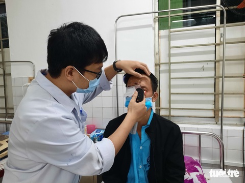 Chế pháo chơi, bị nổ hỏng mắt, giập tay - Ảnh 1. Chế pháo chơi, bị nổ hỏng mắt, giập tay - Ảnh 1.