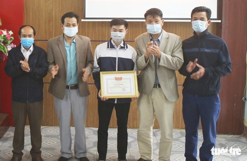 Nam sinh nhặt được hơn 30 triệu đồng cùng ngoại tệ tìm người trả lại - Ảnh 1. Nam sinh nhặt được hơn 30 triệu đồng cùng ngoại tệ tìm người trả lại - Ảnh 1.