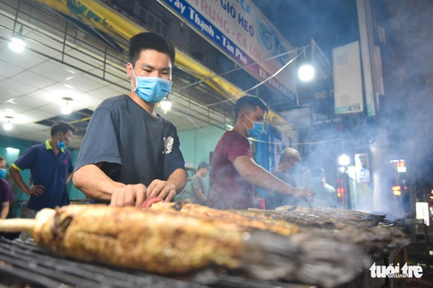 Nửa đêm người dân đi mua cá lóc để vía Thần Tài - Ảnh 3. Nửa đêm người dân đi mua cá lóc để vía Thần Tài - Ảnh 3.