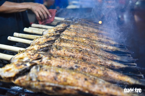 Nửa đêm người dân đi mua cá lóc để vía Thần Tài - Ảnh 4. Nửa đêm người dân đi mua cá lóc để vía Thần Tài - Ảnh 4.