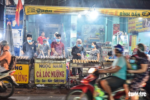 Nửa đêm người dân đi mua cá lóc để vía Thần Tài - Ảnh 5. Nửa đêm người dân đi mua cá lóc để vía Thần Tài - Ảnh 5.