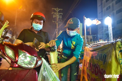 Nửa đêm người dân đi mua cá lóc để vía Thần Tài - Ảnh 1. Nửa đêm người dân đi mua cá lóc để vía Thần Tài - Ảnh 1.