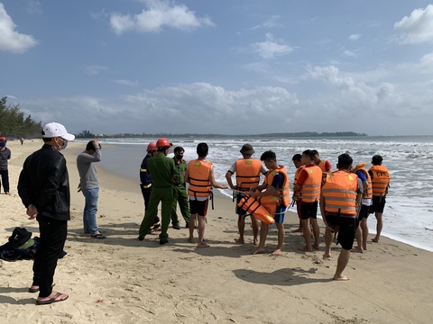 Bảo vệ nhà hàng mất tích khi lao ra biển cứu người đuối nước - Ảnh 1. Bảo vệ nhà hàng mất tích khi lao ra biển cứu người đuối nước - Ảnh 1.