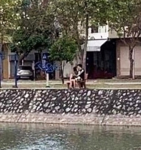 Hôn mải miết trên ghế đá công viên, đôi bạn trẻ 19 tuổi bị... lập biên bản và phạt 4 triệu - Ảnh 1. Hôn mải miết trên ghế đá công viên, đôi bạn trẻ 19 tuổi bị... lập biên bản và phạt 4 triệu - Ảnh 1.