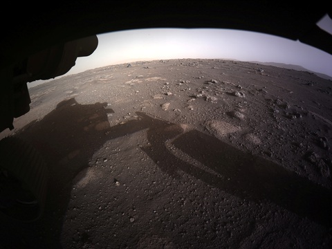 NASA công bố ảnh màu ấn tượng trên sao Hỏa do tàu Perseverance chụp - Ảnh 1. NASA công bố ảnh màu ấn tượng trên sao Hỏa do tàu Perseverance chụp - Ảnh 1.