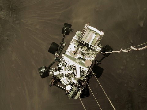 NASA công bố ảnh màu ấn tượng trên sao Hỏa do tàu Perseverance chụp - Ảnh 4. NASA công bố ảnh màu ấn tượng trên sao Hỏa do tàu Perseverance chụp - Ảnh 4.
