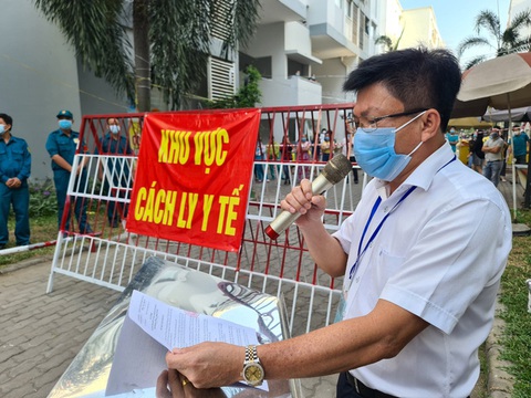 Dân Bình Dương reo hò, vẫy cờ khi điểm phong tỏa cuối cùng tại Ehome 4 được dỡ bỏ - Ảnh 3. Dân Bình Dương reo hò, vẫy cờ khi điểm phong tỏa cuối cùng tại Ehome 4 được dỡ bỏ - Ảnh 3.