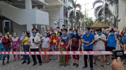 Dân Bình Dương reo hò, vẫy cờ khi điểm phong tỏa cuối cùng tại Ehome 4 được dỡ bỏ - Ảnh 4. Dân Bình Dương reo hò, vẫy cờ khi điểm phong tỏa cuối cùng tại Ehome 4 được dỡ bỏ - Ảnh 4.