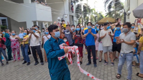 Dân Bình Dương reo hò, vẫy cờ khi điểm phong tỏa cuối cùng tại Ehome 4 được dỡ bỏ - Ảnh 6. Dân Bình Dương reo hò, vẫy cờ khi điểm phong tỏa cuối cùng tại Ehome 4 được dỡ bỏ - Ảnh 6.