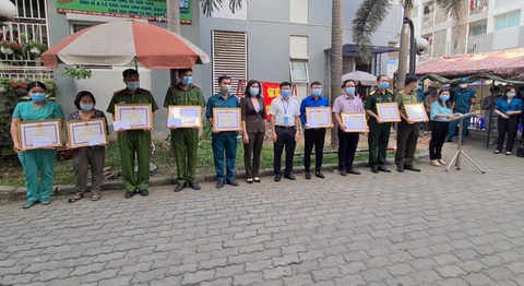Dân Bình Dương reo hò, vẫy cờ khi điểm phong tỏa cuối cùng tại Ehome 4 được dỡ bỏ - Ảnh 7. Dân Bình Dương reo hò, vẫy cờ khi điểm phong tỏa cuối cùng tại Ehome 4 được dỡ bỏ - Ảnh 7.