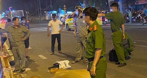 Tông vào xe máy khác, 1 người chết, người đi cùng dựng xe bỏ chạy - Ảnh 2. Tông vào xe máy khác, 1 người chết, người đi cùng dựng xe bỏ chạy - Ảnh 2.