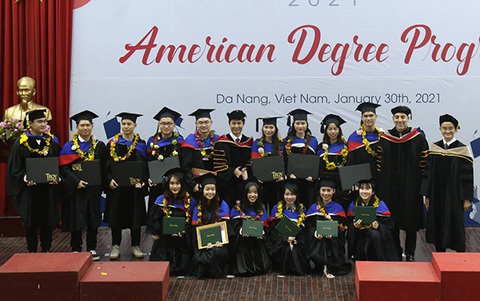 Sinh viên Duy Tân nhận bằng của các đại học Mỹ qua du học tại chỗ - Ảnh 3. Sinh viên Duy Tân nhận bằng của các đại học Mỹ qua du học tại chỗ - Ảnh 3.