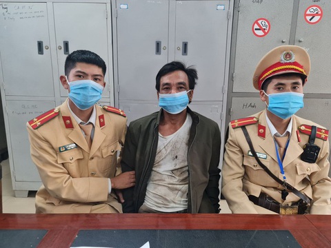 Bị dừng xe vì không đội nón bảo hiểm, tài xế đập vỡ máy đo nồng độ cồn của CSGT - Ảnh 1. Bị dừng xe vì không đội nón bảo hiểm, tài xế đập vỡ máy đo nồng độ cồn của CSGT - Ảnh 1.