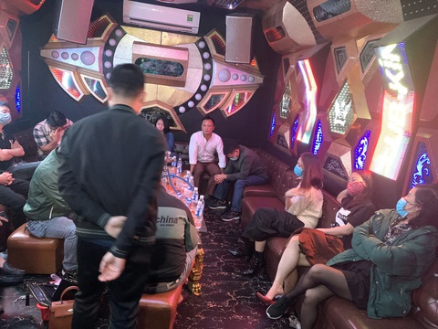 Từ Hà Nội, Bắc Giang vào Hà Tĩnh chơi ma túy trong quán karaoke - Ảnh 1. Từ Hà Nội, Bắc Giang vào Hà Tĩnh chơi ma túy trong quán karaoke - Ảnh 1.