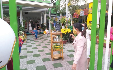 Học sinh hơn 30 tỉnh thành trở lại trường: Dùng loa gọi học sinh khi cha mẹ đón - Ảnh 3. Học sinh hơn 30 tỉnh thành trở lại trường: Dùng loa gọi học sinh khi cha mẹ đón - Ảnh 3.