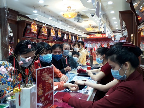 Bất chấp COVID-19, khách chen chân mua vàng cầu may ngày vía Thần Tài - Ảnh 1. Bất chấp COVID-19, khách chen chân mua vàng cầu may ngày vía Thần Tài - Ảnh 1.