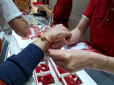Bất chấp COVID-19, khách chen chân mua vàng cầu may ngày vía Thần Tài - Ảnh 2. Bất chấp COVID-19, khách chen chân mua vàng cầu may ngày vía Thần Tài - Ảnh 2.