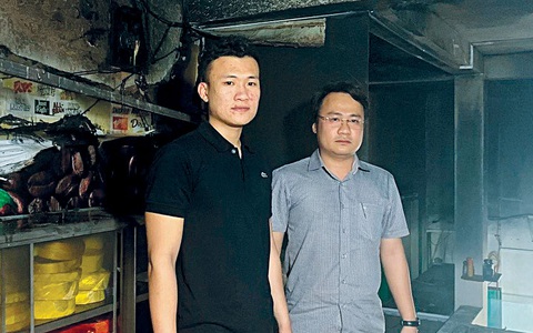 Đu mình phá song cửa sắt, cứu bé gái bị kẹt trong đám cháy - Ảnh 1. Đu mình phá song cửa sắt, cứu bé gái bị kẹt trong đám cháy - Ảnh 1.