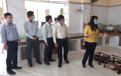 Học sinh hơn 30 tỉnh thành trở lại trường: Dùng loa gọi học sinh khi cha mẹ đón - Ảnh 1. Học sinh hơn 30 tỉnh thành trở lại trường: Dùng loa gọi học sinh khi cha mẹ đón - Ảnh 1.