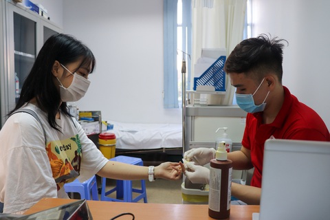Đầu năm rủ nhau đi hiến máu cho bệnh nhi ung thư - Ảnh 5. Đầu năm rủ nhau đi hiến máu cho bệnh nhi ung thư - Ảnh 5.
