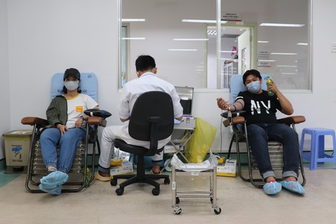 Đầu năm rủ nhau đi hiến máu cho bệnh nhi ung thư - Ảnh 6. Đầu năm rủ nhau đi hiến máu cho bệnh nhi ung thư - Ảnh 6.
