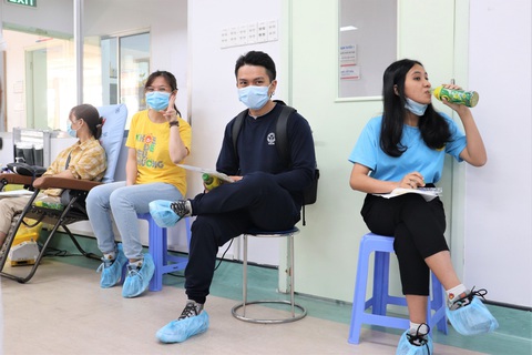 Đầu năm rủ nhau đi hiến máu cho bệnh nhi ung thư - Ảnh 3. Đầu năm rủ nhau đi hiến máu cho bệnh nhi ung thư - Ảnh 3.