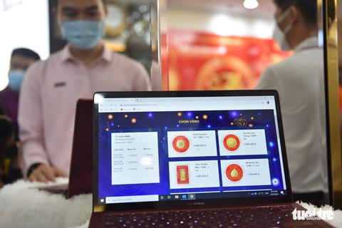 TP.HCM: Giá vàng cao, nhiều người vẫn mua lấy hên ngày Thần Tài - Ảnh 3. TP.HCM: Giá vàng cao, nhiều người vẫn mua lấy hên ngày Thần Tài - Ảnh 3.