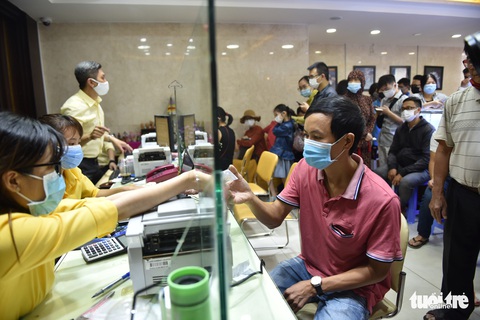 TP.HCM: Giá vàng cao, nhiều người vẫn mua lấy hên ngày Thần Tài - Ảnh 5. TP.HCM: Giá vàng cao, nhiều người vẫn mua lấy hên ngày Thần Tài - Ảnh 5.